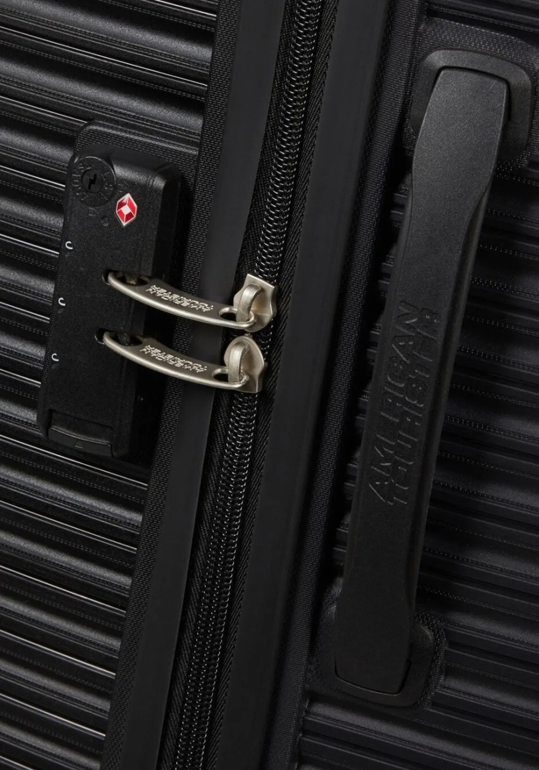 American Tourister Liftoff Suitcase, Black