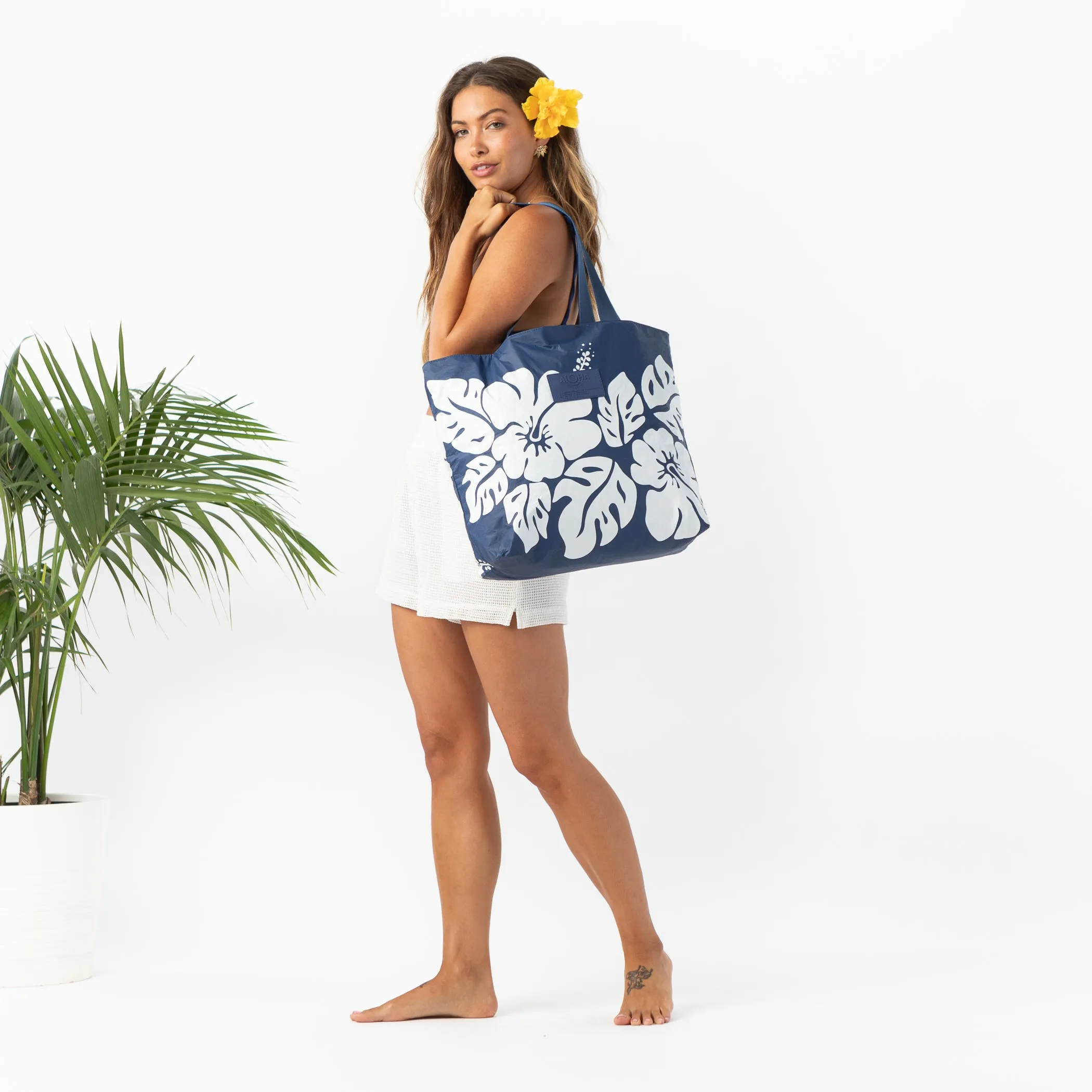Big Island Hibiscus Day Tripper / White/Navy