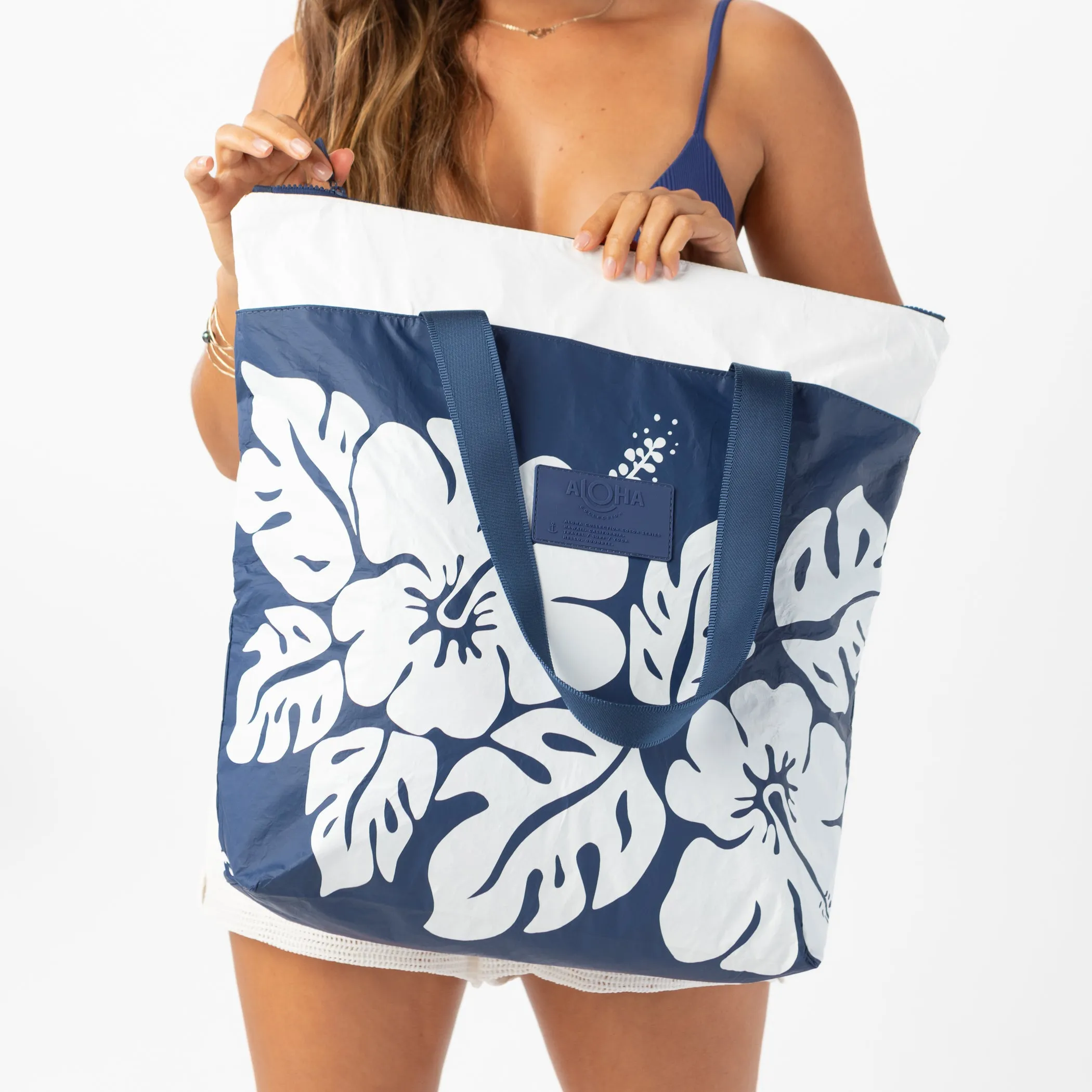 Big Island Hibiscus Day Tripper / White/Navy