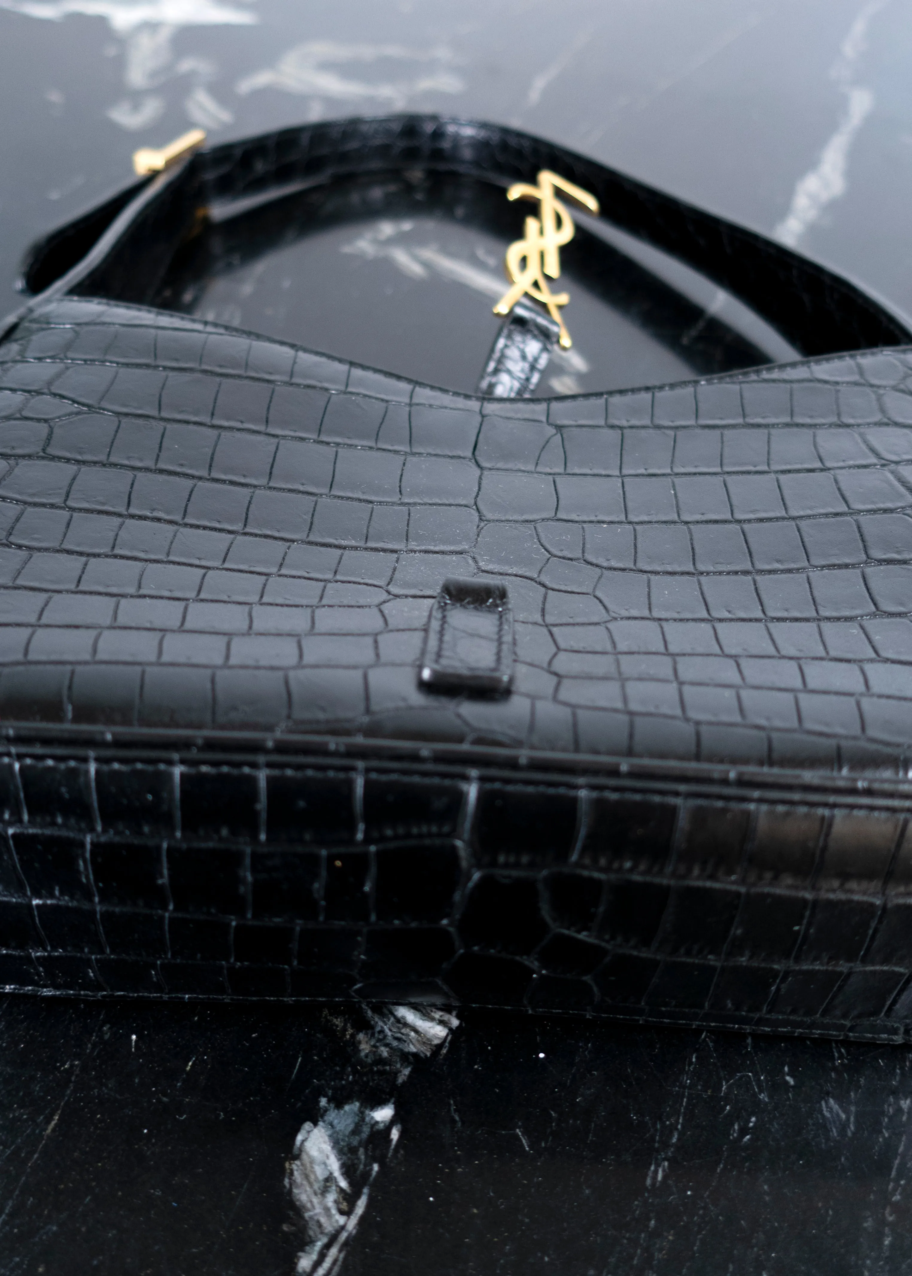 Saint Laurent Le 5 À 7 Leather Handbag